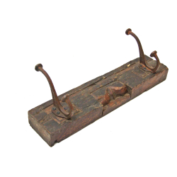 Wieszak z drewna z recyclingu 2 haki 38cm